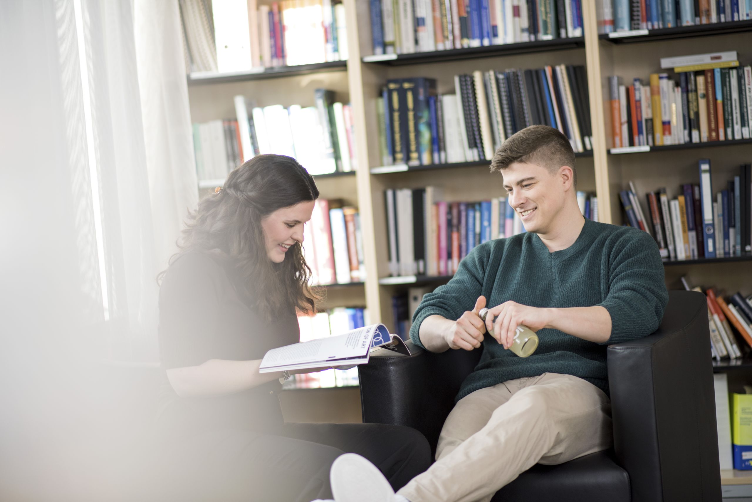 Zwei Studierende im Austausch in der 3DSE Bibliothek